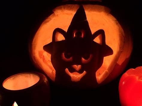 Different Ways to Display Halloween Pumpkins with Witch Hats